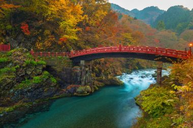 Nikko, Tochigi sonbahar sırasında Shinkyo Köprüsü
