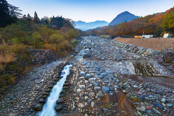 Kristallwasser des Gebirgsbaches in Nikko, Tochigi — Stockfoto