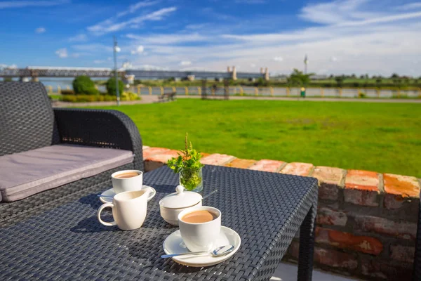 Tavolino da caffè al fiume Vistola a Tczew — Foto Stock