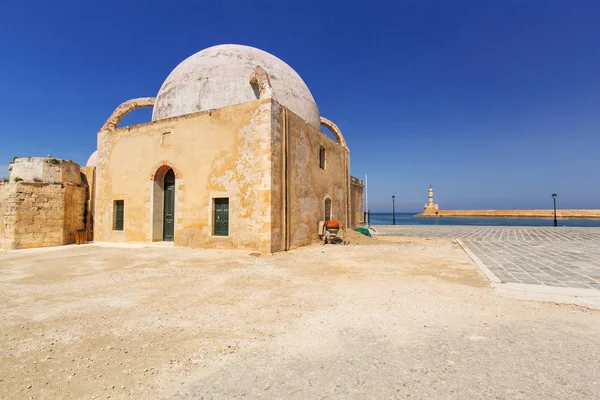 Старая мечеть в порту Ханья на Крите — стоковое фото