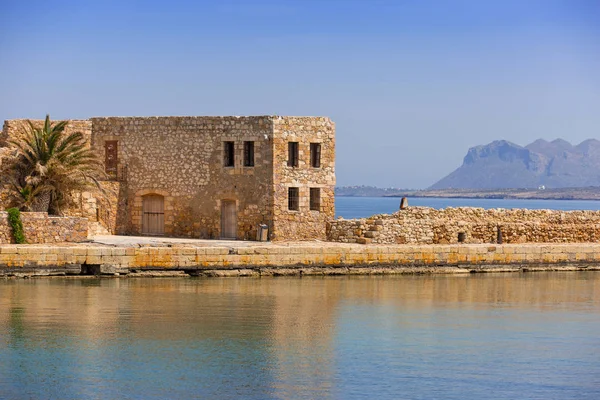 Ruínas do antigo porto veneziano de Chania em Creta — Fotografia de Stock