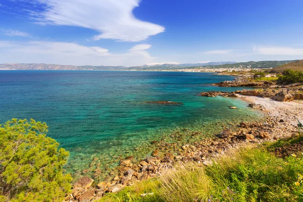 Samiriye Dağları ile Girit Kissamos şehrin kıyı şeridi — Stok fotoğraf