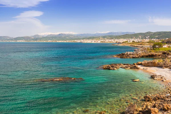 Kustlijn van Kissamos stad op Kreta met Samaria bergen — Stockfoto