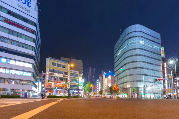 Stadsgezicht van de wijk Ikebukuro in Tokyo bij nacht, Japan — Stockfoto