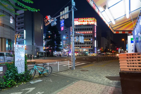 到了晚上，日本在东京池袋区城市景观 — 图库照片