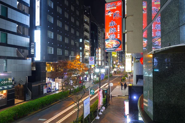 到了晚上，日本在东京池袋区城市景观 — 图库照片