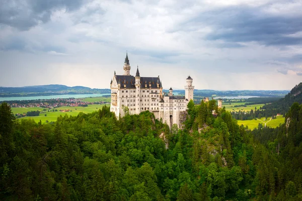 Замок Нойшванштайн в Баварских Альпах — стоковое фото