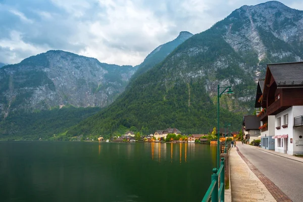 Hallstatter sjö i Alperna berg — Stockfoto