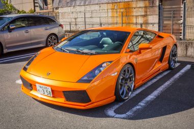 Turuncu Lamborghini Gallardo sokakta Nikko Town, Japonya
