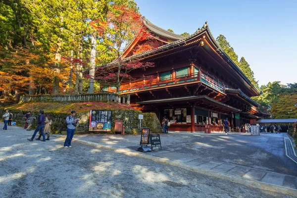 Turistas en el templo del santuario de Toshogu en Nikko, Japón —  Fotos de Stock