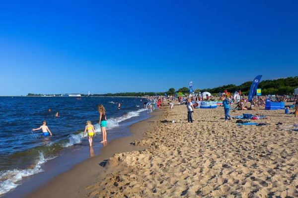 İnsanlar üzerinde sunny beach, Baltık Denizi Gdansk