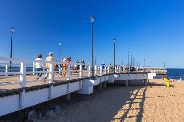 İnsanlar üzerinde sunny beach, Baltık Denizi Gdansk