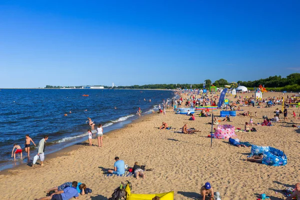 İnsanlar üzerinde sunny beach, Baltık Denizi Gdansk