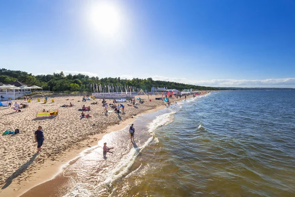 Ludzie na słonecznej plaży Morza Bałtyckiego w Gdańsku — Zdjęcie stockowe