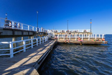 İnsanlar üzerinde sunny beach, Baltık Denizi Gdansk