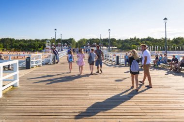 İnsanlar üzerinde sunny beach, Baltık Denizi Gdansk