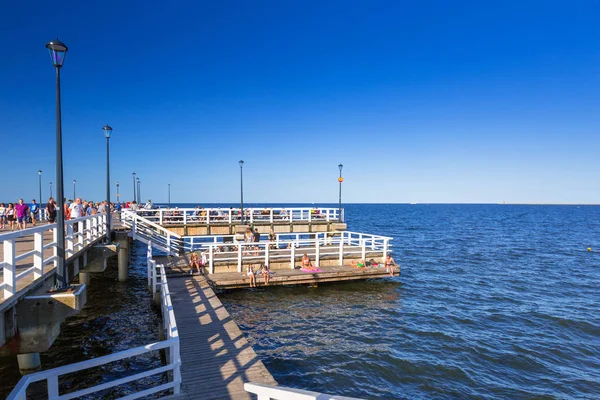 People on the sunny beach of Baltic Sea in Gdansk — Stock Photo, Image