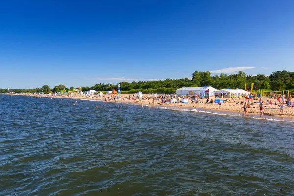 İnsanlar üzerinde sunny beach, Baltık Denizi Gdansk