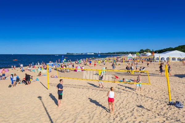 Ludzie na słonecznej plaży Morza Bałtyckiego w Gdańsku — Zdjęcie stockowe