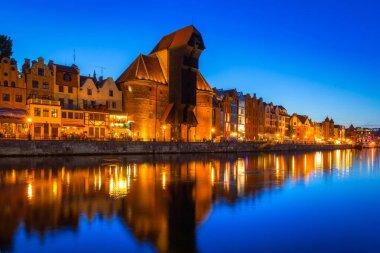 Gdansk tarihi liman vinç ile gece