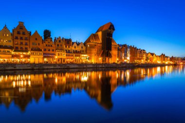 Gdansk tarihi liman vinç ile gece