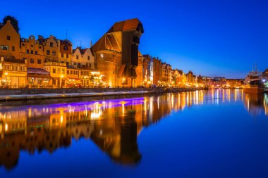 Gdansk tarihi liman vinç ile gece