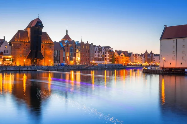 Gdaňsk v noci s historické přístavní jeřáb — Stock fotografie