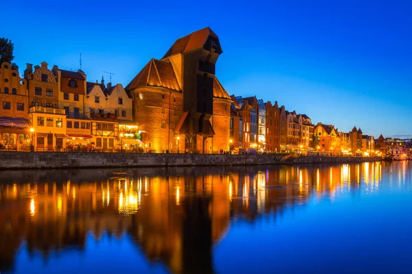 Gdańsk w nocy z zabytkowym porcie Żuraw — Zdjęcie stockowe