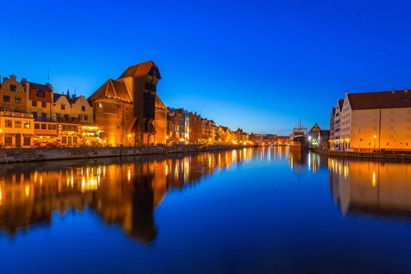 Gdansk på natten med historiska hamnkranen — Stockfoto