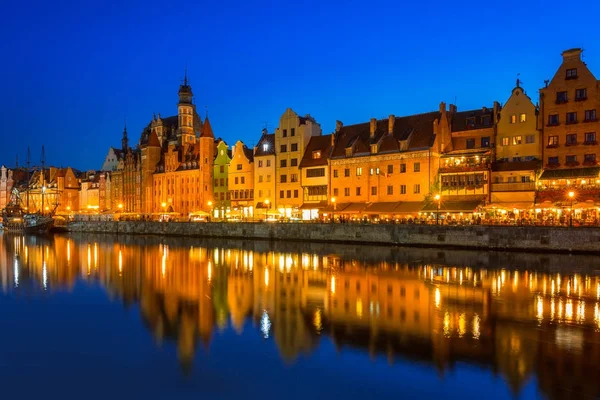 Eski kasaba Gdansk geceleri Motlawa nehirde yansıyan