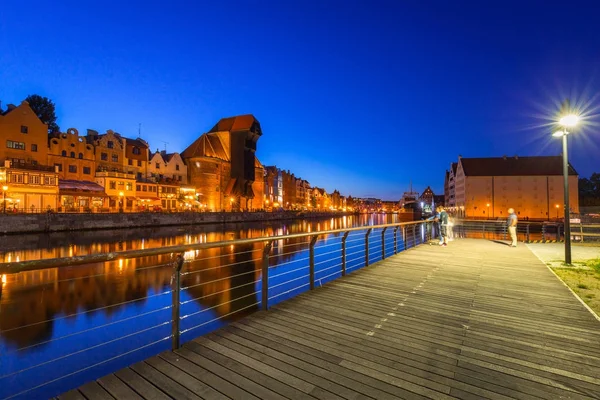 Gdansk por la noche con grúa portuaria histórica — Foto de Stock