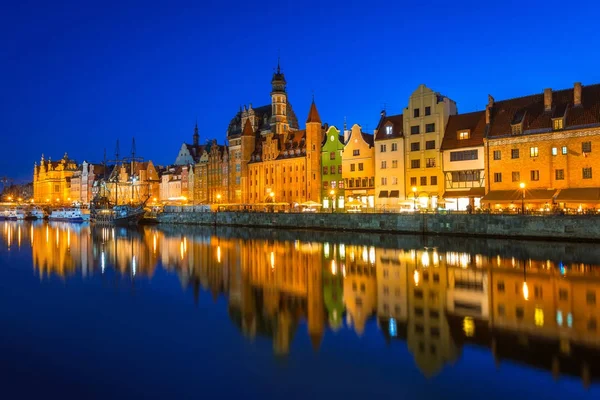 Oude stad van Gdansk nachts weerspiegeld in Motlawa Rivier — Stockfoto