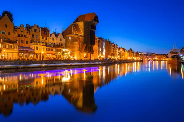 Danzica di notte con la storica gru portuale — Foto Stock