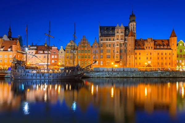 Stare miasto w Gdańsku w nocy odzwierciedlenie w brzegu Motławy — Zdjęcie stockowe