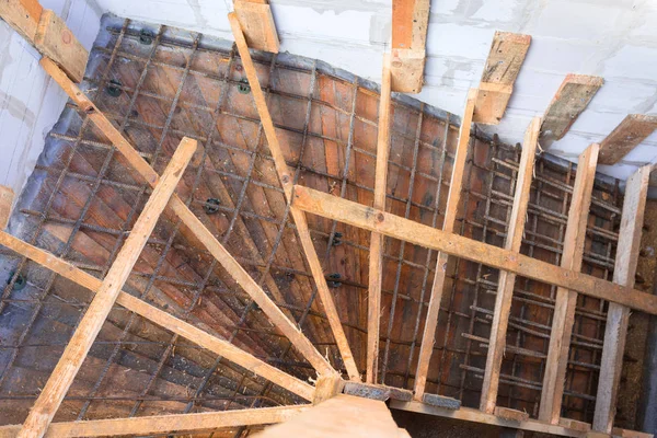 Stalen versterking voor de betonnen trap — Stockfoto