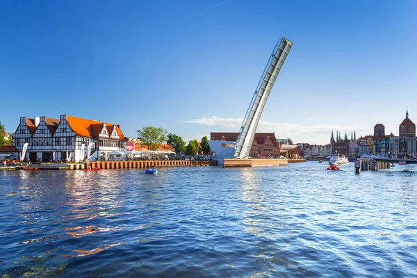Turistik sevk Gdansk Motlawa nehrinde — Stok fotoğraf