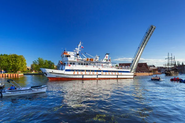 Statek turystyczny na nad Motławą w Gdańsku — Zdjęcie stockowe