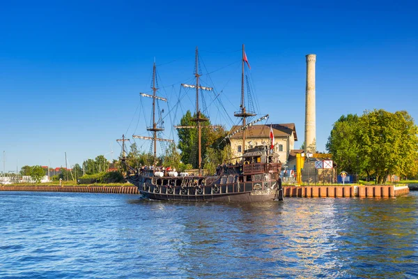 Tourist ship on the Motlawa river in Gdansk — Stock Photo, Image