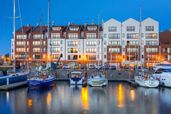 Yaz toplayan Motlawa nehir ve marina Gdansk