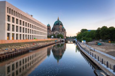 Mimari Berlin Spree Nehri yansıyan