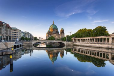 Mimari Berlin Spree Nehri yansıyan