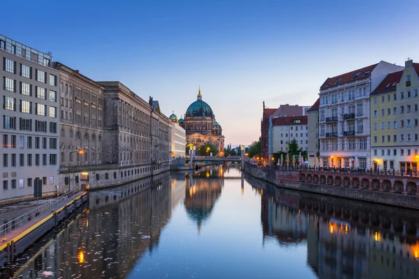 柏林的建筑学反映在施普雷河 — 图库照片