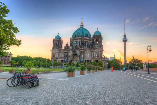 Berlínské katedrále při východu slunce — Stock fotografie
