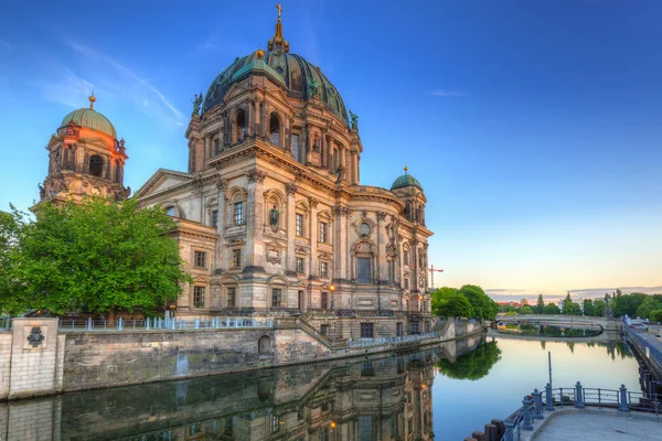 Berliner Architektur spiegelt sich in der Spree wider — Stockfoto