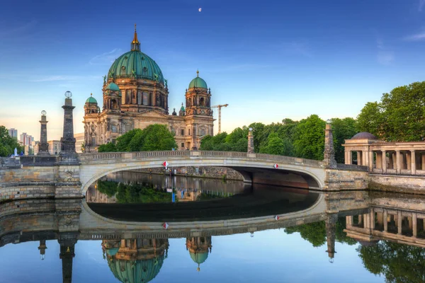 柏林的建筑学反映在施普雷河 — 图库照片