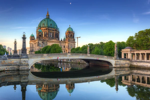 Berliner Architektur spiegelt sich in der Spree wider — Stockfoto