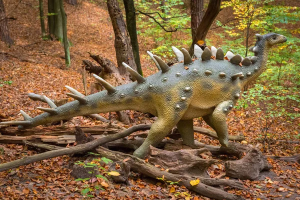 Modello realistico di dinosauro nel parco giurassico di Danzica Oliwa — Foto Stock