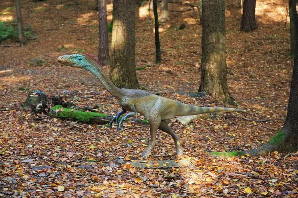 Modello realistico di dinosauro nel parco giurassico di Danzica Oliwa — Foto Stock