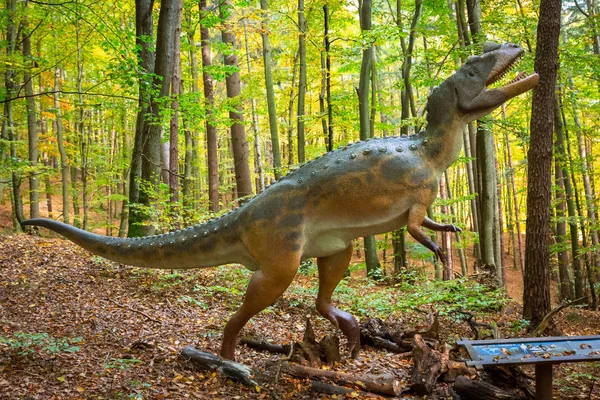 Modelo de dinossauro realista no Parque Jurássico de Gdansk Oliwa — Fotografia de Stock