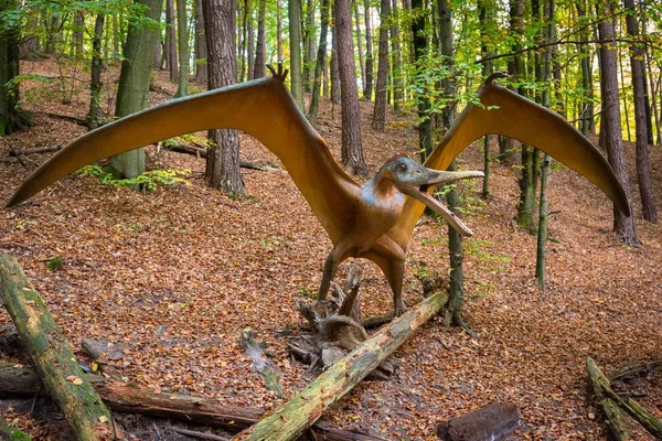 Modelo de dinossauro realista no Parque Jurássico de Gdansk Oliwa — Fotografia de Stock